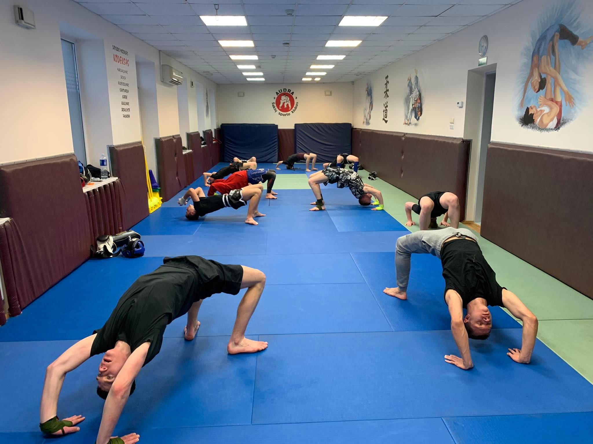 Sportuojam MMA ir kikboksą