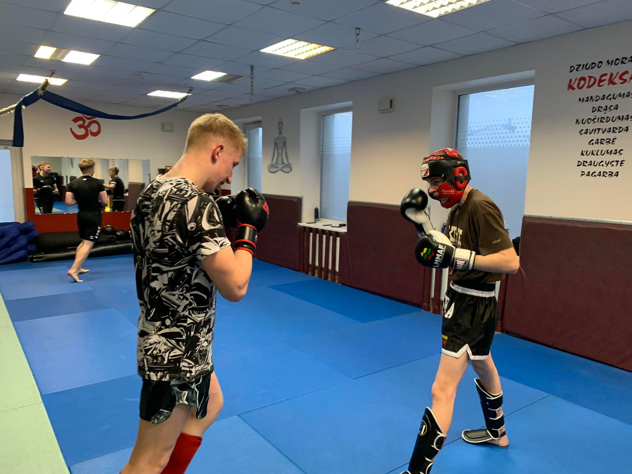 Sportuojam MMA ir kikboksą