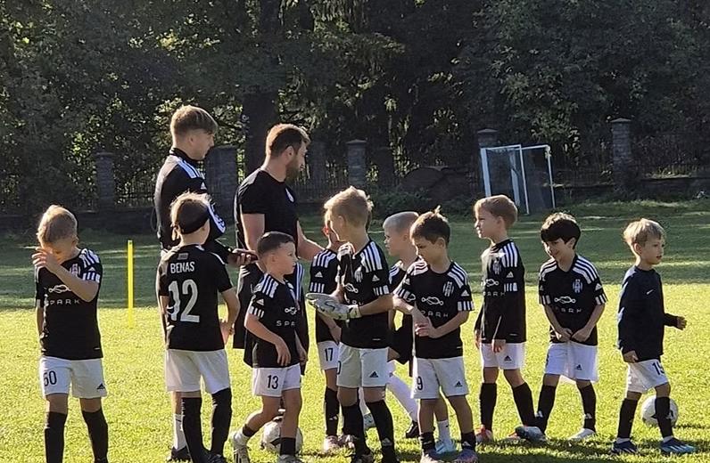 Futbolo treniruotės | PRADINĖ BALSIAI 2 KL.