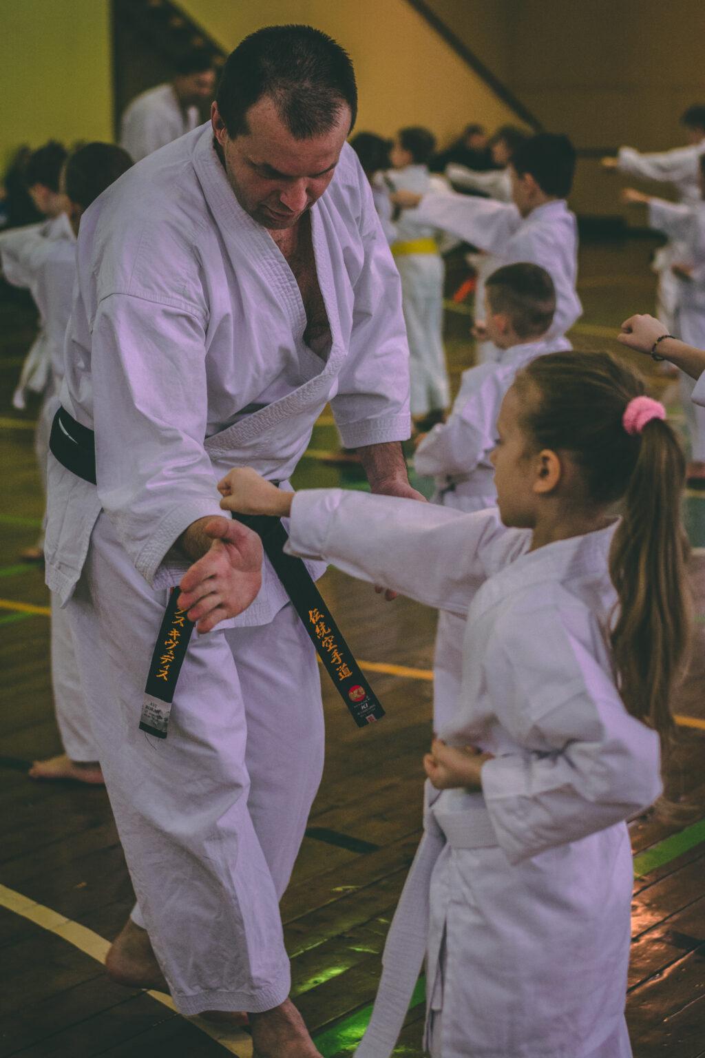 Karate treniruotės pradedantiesiems | Kauno „Ryto” pradinėje mokykloje – Šarkuvos g.