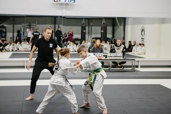 Kikbokso ir savigynos treniruotės vaikams 7–13 m.