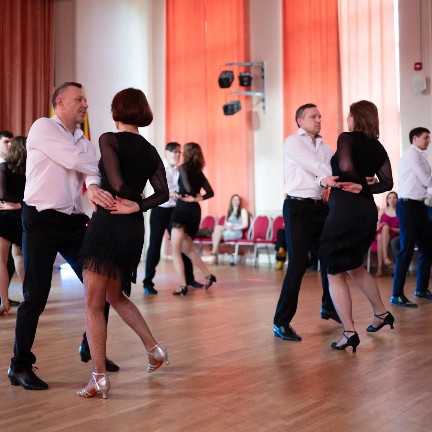 Poros. Pramoginiai klasikiniai šokiai. Pažengę. 3 lygis | Kauno tarptautinė gimnazija