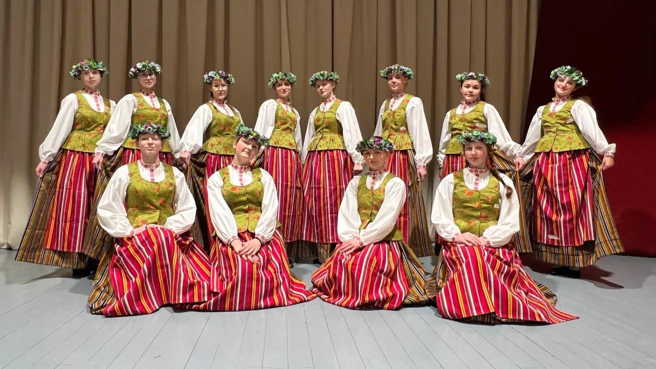 Lietuvių tautinio šokio merginų šokio grupė „LANKSVA“