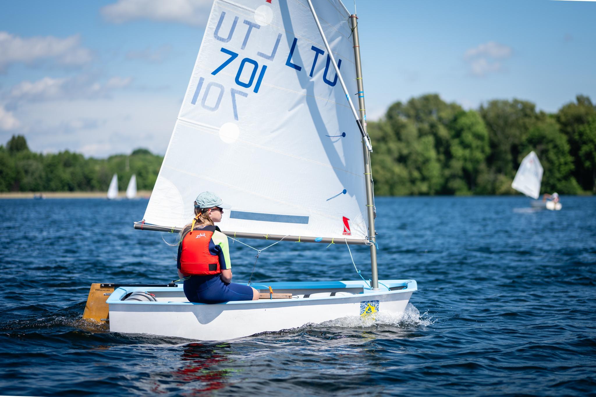 Pažengusiųjų buriavimo treniruotės Optimist laivais