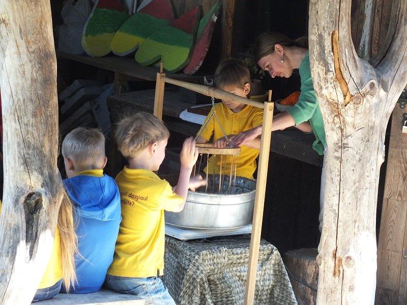 Edukacinė programa "Medumi kvepianti žvakė"