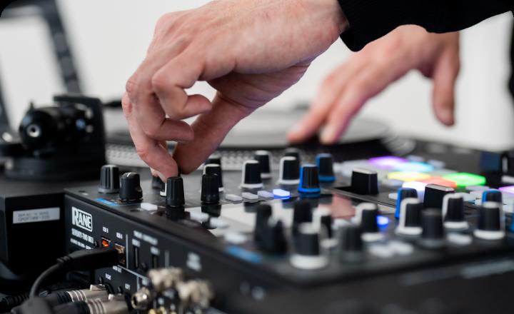 „Pažengęs DJ“ kursas pažengusiems ir profesionalams