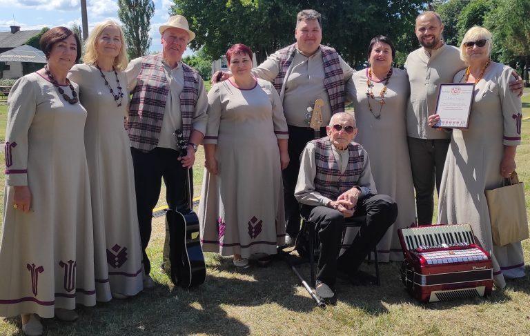 Karklinių liaudiškos muzikos kolektyvas „Rausvė“
