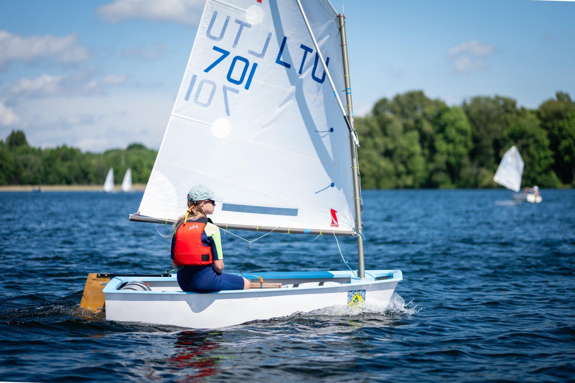 Pradedančiųjų buriavimo treniruotės Optimist laivais