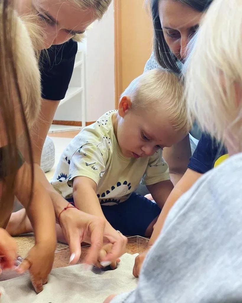 Smėlio ir pasakų terapijos užsiėmimai vaikams su lydinčiu asmeniu