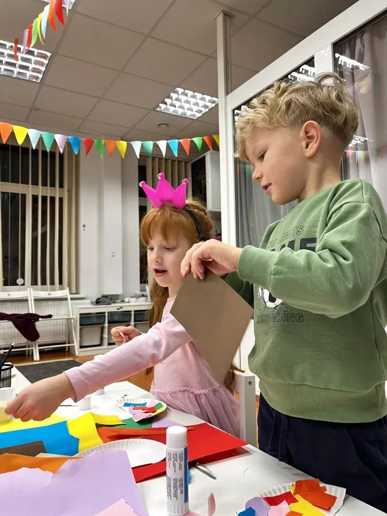 Smėlio ir pasakų terapijos užsiėmimai vaikams su lydinčiu asmeniu