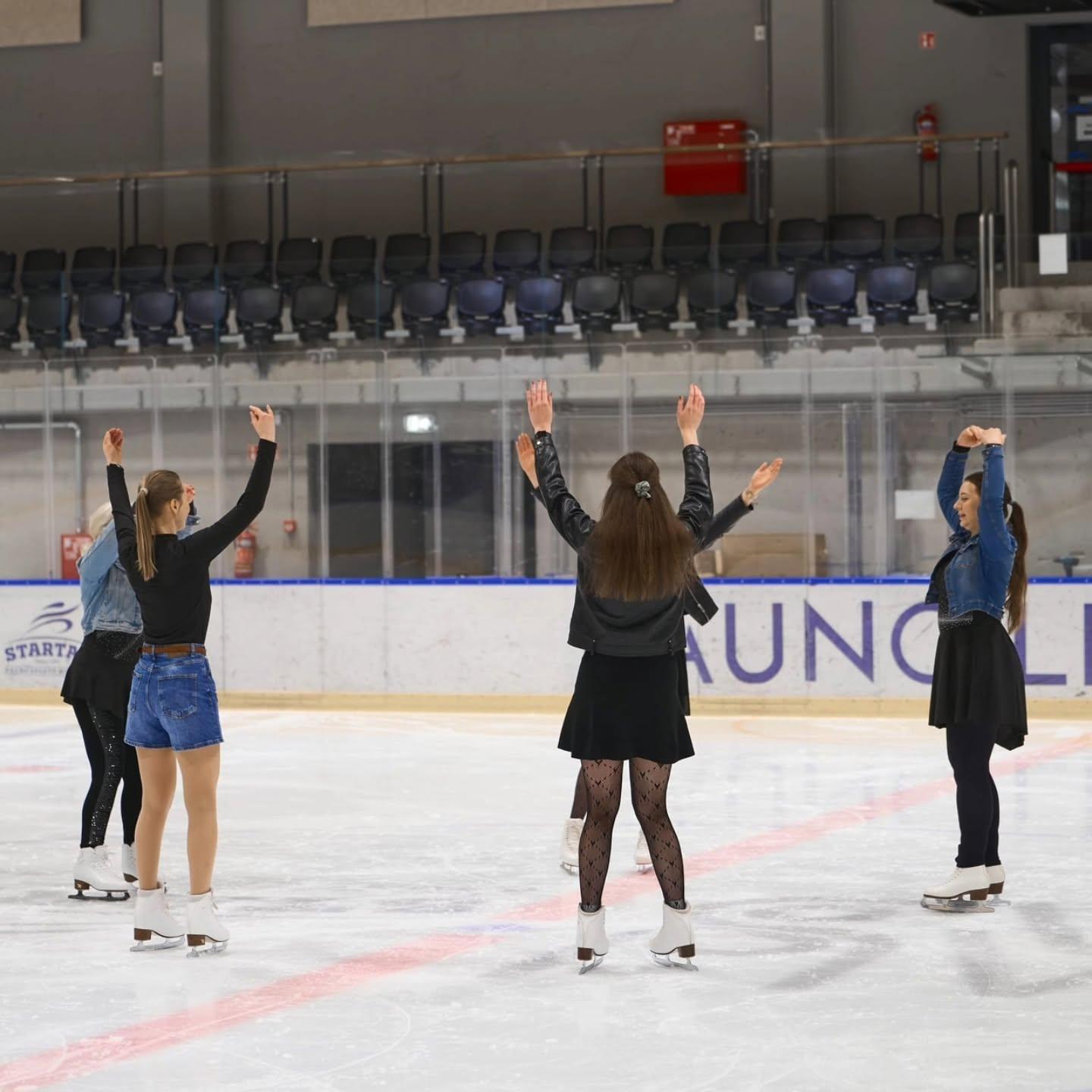 Grupinės dailiojo čiuožimo pamokos ant ledo suaugusiems Kaune
