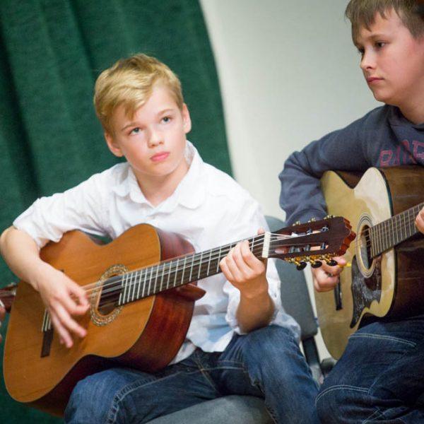 Grupiniai gitaros užsiėmimai | Fabijoniškių gimnazija