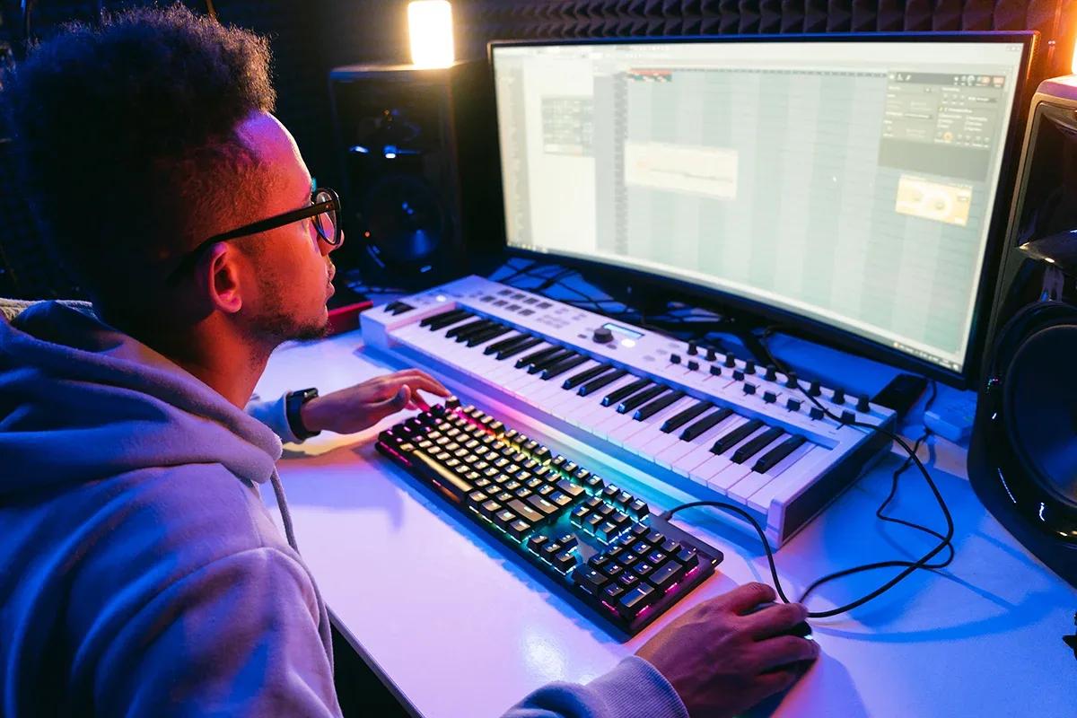 Elektroninės muzikos kūrimas + garso dizainas | 16 pamokų per mėnesį