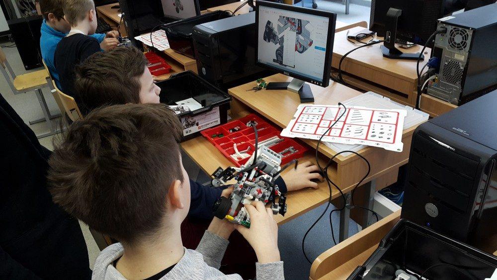 ROBOTIKA IR PROGRAMAVIMAS UŽSIĖMIMAI 11–16 METŲ VAIKAMS