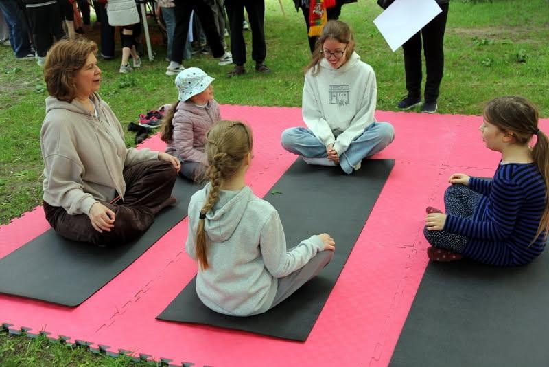 Jogos ir dėmesingumo praktikos studija III gr. (7-10 m.) An. 14:45 - 15:30