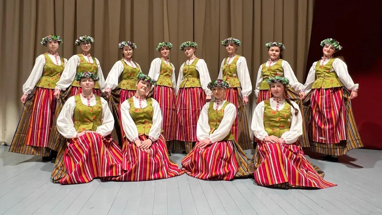 Lietuvių tautinio šokio merginų šokio grupė „LANKSVA“